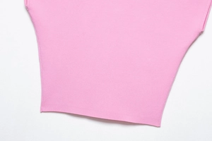 Dettaglio del tessuto in maglia rosa con trama fine e cucitura pulita sull'orlo basso