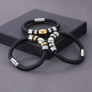 Détail de trois bracelets en cuir tressé avec fermoirs magnétiques en acier inoxydable