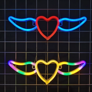Néon LED en forme de cœur avec ailes rouge et bleu sur un mur en treillis noir
