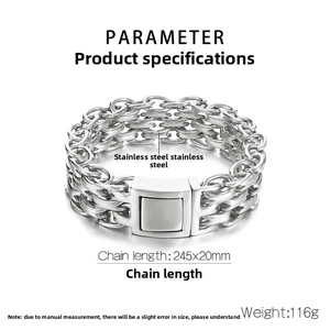 Détail macro du bracelet triple chaîne en acier inoxydable argenté pour hommes