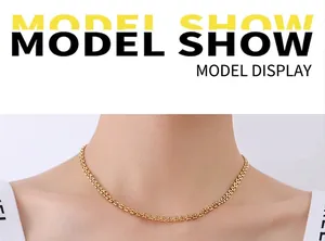 Détail d'un collier géométrique en or porté sur la clavicule d'un mannequin