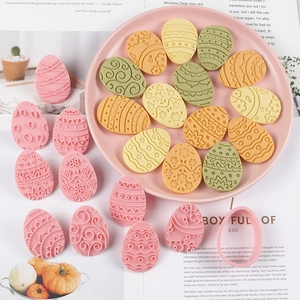 Set stampi biscotti 3D uova di Pasqua con timbri rosa e biscotti decorati con motivi