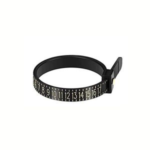 Detalle del medidor de anillos negro flexible con escala dorada para tallas de EE. UU.