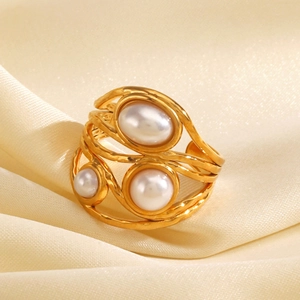 Chic 18K gold plated irregular stainless steel ring featuring three inlaid white pearls