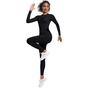 Détail du body noir à manches longues sans couture avec texture respirante découpée au laser