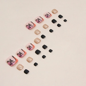 Faux ongles d'orteils rose et noir avec motifs papillons et paillettes dorées chic