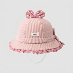 Detailansicht eines rosa Baby-Fischerhuts aus Cord mit gepunkteter Schleife und Spitze