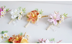 Vue détaillée d'une boutonnière de mariée faite main avec fleurs et perles