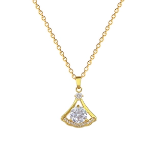 Collier pendentif éventail doré avec diamant central et pavé de cristaux sur fond blanc pur