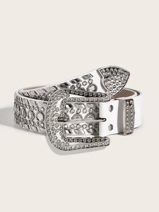 Détail de la ceinture blanche à strass Y2K avec boucle en métal brillant et clous