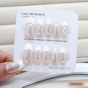 Elegante handgefertigte weiße French Press-on Nails mit 3D-Schleife und Perlenakzenten.