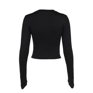 Vista posteriore del crop top nero a maniche lunghe vestibilità aderente in maglia liscia