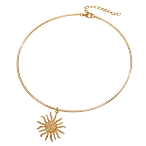 Vintage Goldene Sonnenanhänger-Halskette mit verstellbarer Kette auf weißem Grund