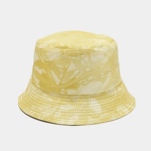 Dettaglio del cappello alla pescatora tie-dye giallo e bianco con tesa rinforzata