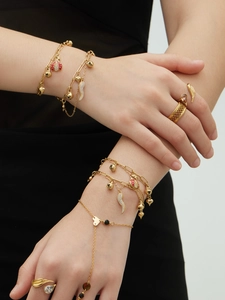 Détails de bracelets plaqués or 18 carats avec coccinelles et bagues en zircon