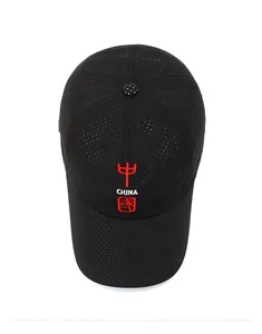 Dettaglio del tessuto mesh traspirante e ricamo China rosso su cappellino nero