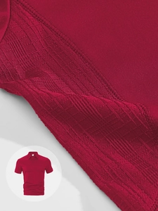 Dettaglio polo rossa con trama a rete traspirante e cuciture rifinite con precisione