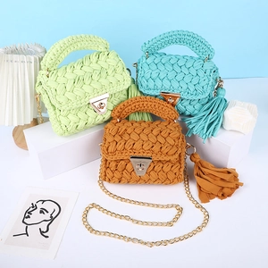 Sac bandoulière en tricot épais avec serrure en métal et chaîne, sac à main tendance pour femmes.