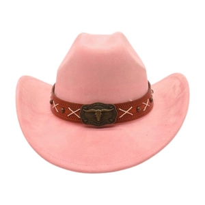 Dettaglio cappello da cowboy rosa con fascia in pelle marrone e fibbia a testa di toro
