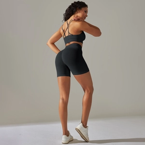 Détail de l'ensemble de sport noir sans couture avec brassière et short taille haute
