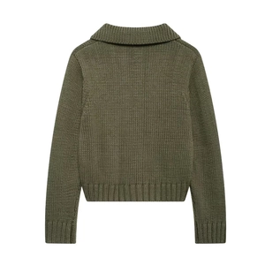 Vista posteriore di un cardigan in maglia verde che mostra la trama del tessuto