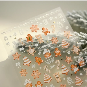 Detailansicht von 3D-Weihnachts-Nagelstickern mit Lebkuchenmann- und Schneeflockenmotiven