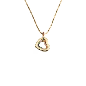 Elegante collana con ciondolo a cuore dorato e zirconi colorati su una catena box