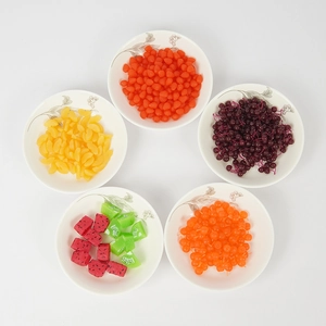 Mini rodajas de frutas de resina para manualidades en cinco cuencos de cerámica blanca sobre blanco