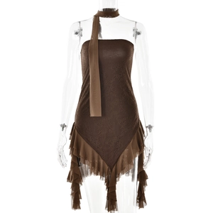 Robe bustier marron en dentelle avec ourlet à volants et écharpe assortie