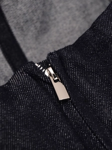 Detailansicht der hochwertigen Denim-Textur und des glatten Metallreißverschlusses