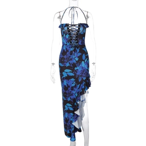Dettaglio del vestito lungo floreale blu con scollo all'americana e lacci sul davanti