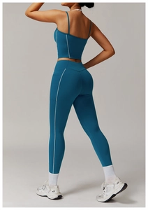 Détail de l'ensemble de yoga sarcelle extensible avec bordures blanches et dos ouvert
