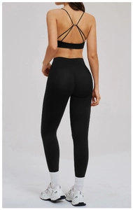 Dettaglio del reggiseno yoga con schiena incrociata e leggings neri a vita alta sport