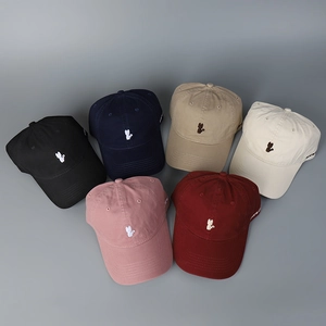 Set mit sechs bunten Baumwoll-Basecaps mit minimalistischer Katzenstickerei in verschiedenen Farben