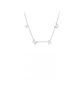Vue macro des lettres MAMA en argent sterling S925 sur une chaîne minimaliste en argent