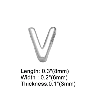 Dettaglio del ciondolo lettera V argento con dimensioni 8mm di lunghezza e 6mm larghezza