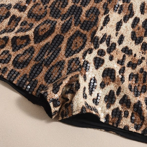 Détail de sequins léopard sur tissu en maille avec des finitions de haute qualité