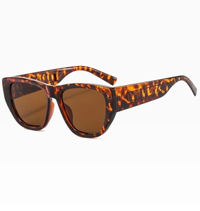 Détail de lunettes de soleil écaillées avec larges branches gaufrées et verres bruns