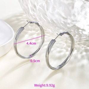 Detail showing 4.4cm silver hoop earrings with chain texture and dimensional weight info