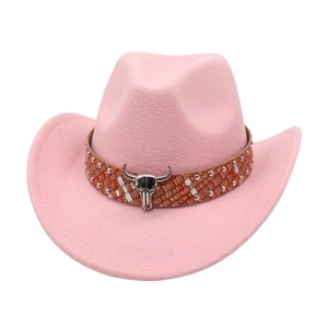 Detail eines rosa Cowboyhuts aus Filz mit silbernem Stierschädel und geflochtenem Nietband