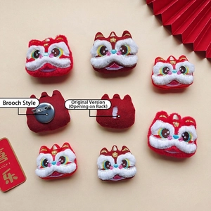 Bambola di peluche ricamata danza del leone del Capodanno cinese con spilla e retro aperto