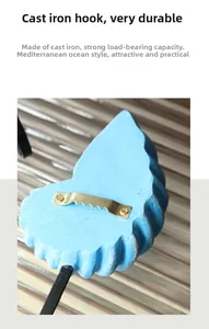 Détail de l'attache en dents de scie dorée sur le crochet en résine bleu méditerranéen