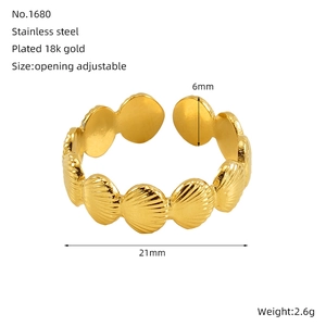 Détail macro d'une bague ouverte en acier inoxydable plaqué or 18k avec motif de coquillage
