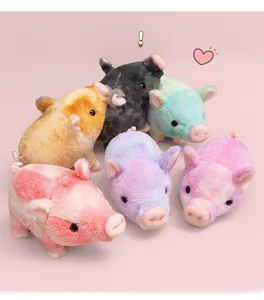 Gros plan de poupées cochons en peluche douce de six couleurs sur fond rose
