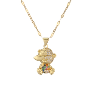 Collier doré avec pendentif ours portant une casquette et zircons colorés sur fond blanc