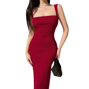 Vestido largo rojo de punto ajustado con escote cuadrado y diseño sin mangas para verano