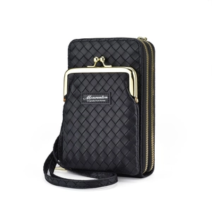 Détail du sac à téléphone noir tressé avec double fermeture éclair et finitions dorées