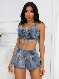 Zweiteiliges Denim-Set mit Neckholder-Crop-Top und High-Waist-Shorts im Distressed-Look