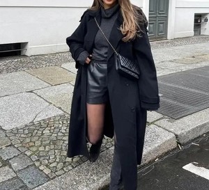 Détail d'un manteau en laine décontracté à double boutonnage avec revers et épaulettes