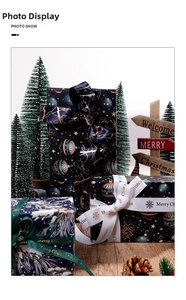 Détail du papier cadeau de Noël imperméable avec motifs étoilés et rubans en satin élégants